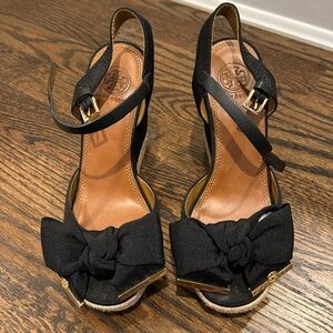 Tory Burch Penny Faille Bow Wedge Size 6.5